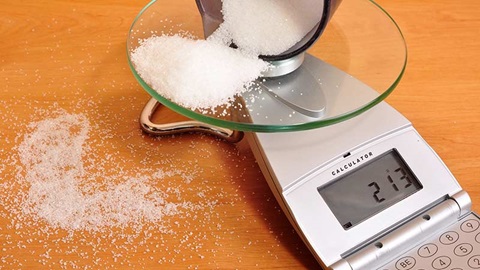 sucre sur une balance